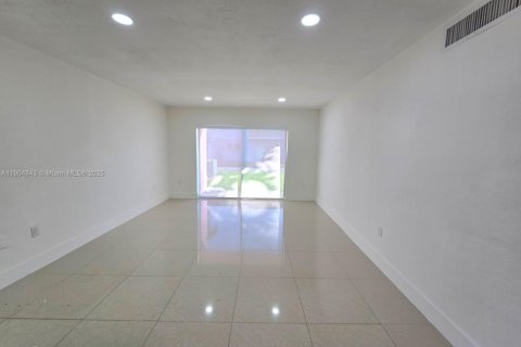 Купить кондоминиум в Майами, Флорида 2 спальни, 69.68м2, № 1956797 - фото 10