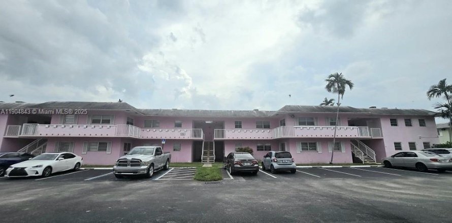 Кондоминиум с 2 спальнями в Майами, Флорида № 1956797