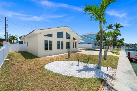House in Treasure Island, Florida 3 bedrooms, 172.33 sq.m. № 1829240 - photo 12