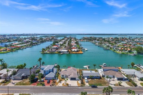 House in Treasure Island, Florida 3 bedrooms, 172.33 sq.m. № 1829240 - photo 8