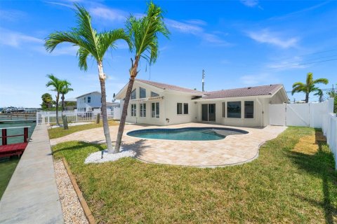 House in Treasure Island, Florida 3 bedrooms, 172.33 sq.m. № 1829240 - photo 15