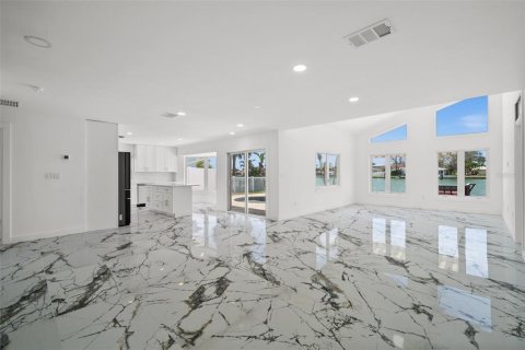 House in Treasure Island, Florida 3 bedrooms, 172.33 sq.m. № 1829240 - photo 17