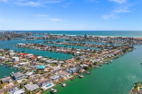 House in Treasure Island, Florida 3 bedrooms, 172.33 sq.m. № 1829240 - photo 5