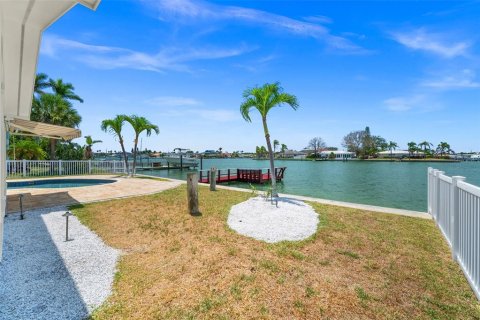 House in Treasure Island, Florida 3 bedrooms, 172.33 sq.m. № 1829240 - photo 11