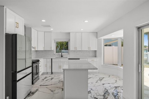 House in Treasure Island, Florida 3 bedrooms, 172.33 sq.m. № 1829240 - photo 20