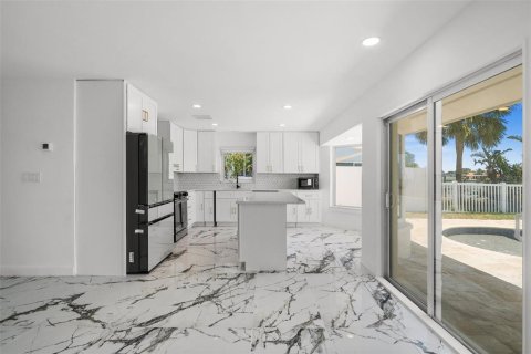House in Treasure Island, Florida 3 bedrooms, 172.33 sq.m. № 1829240 - photo 30