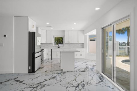House in Treasure Island, Florida 3 bedrooms, 172.33 sq.m. № 1829240 - photo 19