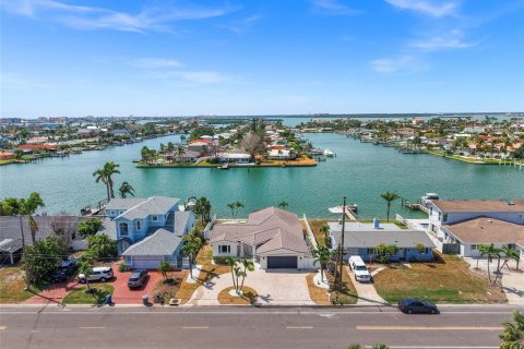 House in Treasure Island, Florida 3 bedrooms, 172.33 sq.m. № 1829240 - photo 2