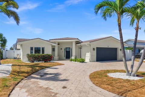 House in Treasure Island, Florida 3 bedrooms, 172.33 sq.m. № 1829240 - photo 1