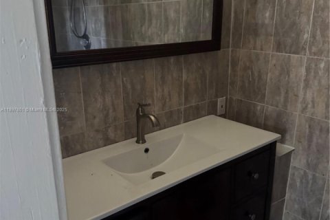 Снять в аренду виллу или дом в Лодердейл-Лейкс, Флорида 3 спальни, 136.29м2, № 1949190 - фото 13