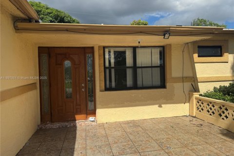 Снять в аренду виллу или дом в Лодердейл-Лейкс, Флорида 3 спальни, 136.29м2, № 1949190 - фото 1