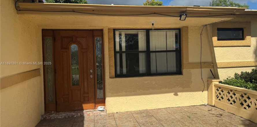 Дом в Лодердейл-Лейкс, Флорида 3 спальни, 136.29м2 № 1949190