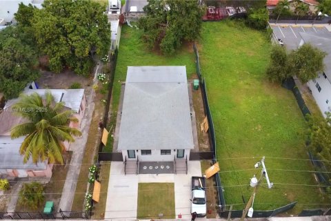 Commercial property in Miami, Florida № 1867859 - photo 1
