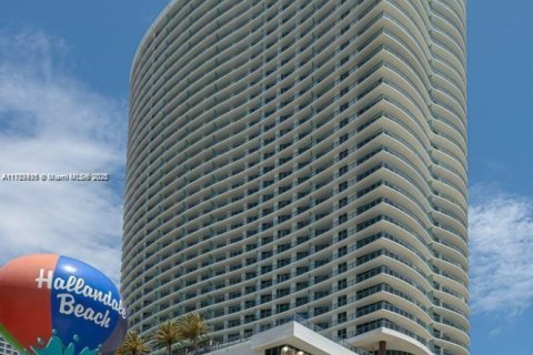 Снять в аренду кондоминиум в Холливуд, Флорида 2 спальни, 105.54м2, № 1692215 - фото 2