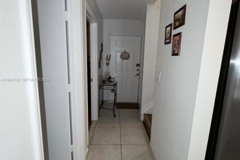 Touwnhouse à vendre à Miami, Floride: 2 chambres, 107.77 m2 № 2050821 - photo 28