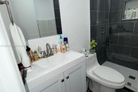 Touwnhouse à vendre à Miami, Floride: 2 chambres, 107.77 m2 № 2050821 - photo 18