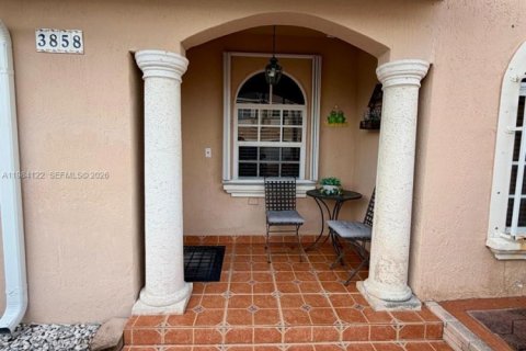 Touwnhouse à vendre à Miami, Floride: 2 chambres, 107.77 m2 № 2050821 - photo 7