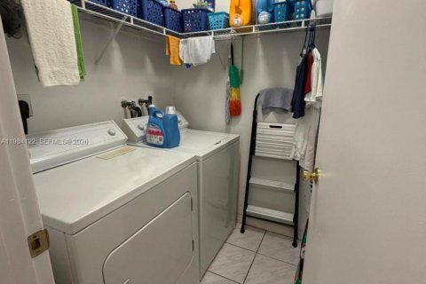 Touwnhouse à vendre à Miami, Floride: 2 chambres, 107.77 m2 № 2050821 - photo 30