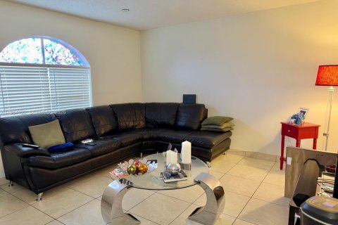 Touwnhouse à vendre à Miami, Floride: 2 chambres, 107.77 m2 № 2050821 - photo 11