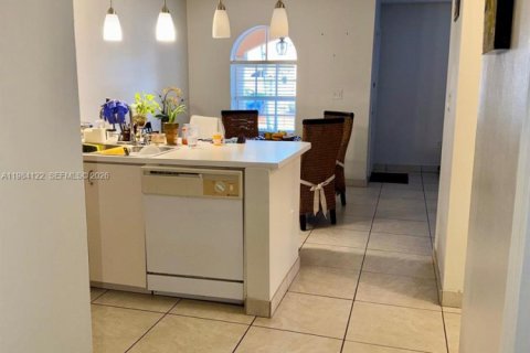 Touwnhouse à vendre à Miami, Floride: 2 chambres, 107.77 m2 № 2050821 - photo 16