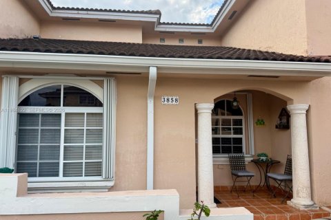 Touwnhouse à vendre à Miami, Floride: 2 chambres, 107.77 m2 № 2050821 - photo 6