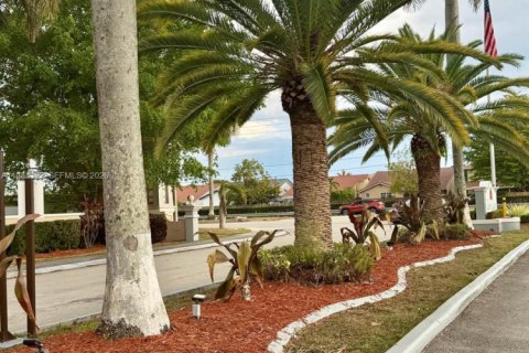 Touwnhouse à vendre à Miami, Floride: 2 chambres, 107.77 m2 № 2050821 - photo 3