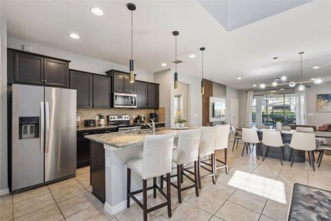 Casa en venta en Kissimmee, Florida, 6 dormitorios, 291.9 m2 № 2111975 - foto 2