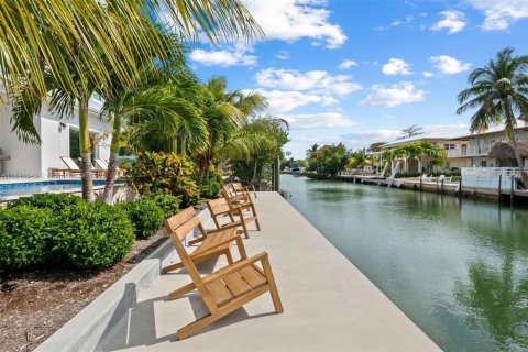 House in Islamorada, Village of Islands, Florida 5 bedrooms, 270.07 sq.m. № 1839465 - photo 15
