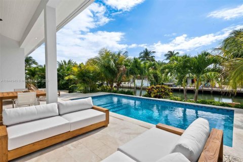 House in Islamorada, Village of Islands, Florida 5 bedrooms, 270.07 sq.m. № 1839465 - photo 11