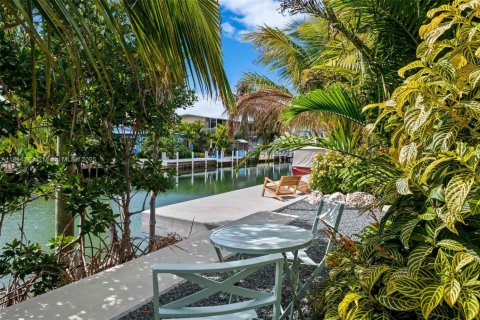 House in Islamorada, Village of Islands, Florida 5 bedrooms, 270.07 sq.m. № 1839465 - photo 16