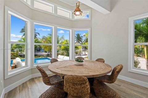 House in Islamorada, Village of Islands, Florida 5 bedrooms, 270.07 sq.m. № 1839465 - photo 8