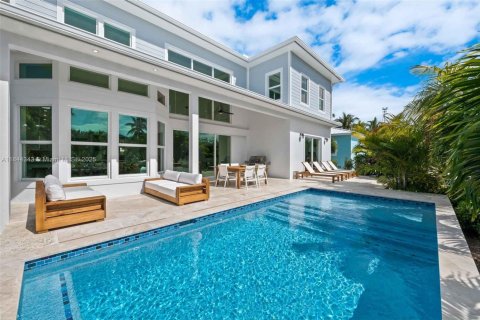 House in Islamorada, Village of Islands, Florida 5 bedrooms, 270.07 sq.m. № 1839465 - photo 12