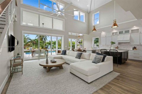 House in Islamorada, Village of Islands, Florida 5 bedrooms, 270.07 sq.m. № 1839465 - photo 3