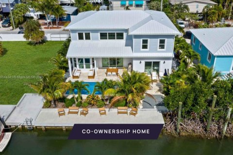 House in Islamorada, Village of Islands, Florida 5 bedrooms, 270.07 sq.m. № 1839465 - photo 1
