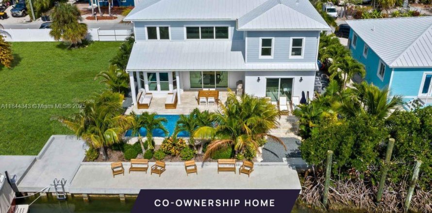 House in Islamorada, Village of Islands, Florida 5 bedrooms, 270.07 sq.m. № 1839465