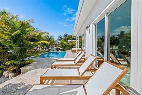 House in Islamorada, Village of Islands, Florida 5 bedrooms, 270.07 sq.m. № 1839465 - photo 14