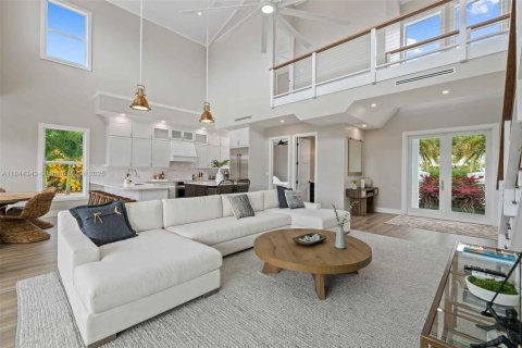 House in Islamorada, Village of Islands, Florida 5 bedrooms, 270.07 sq.m. № 1839465 - photo 4