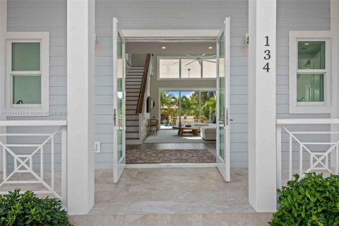 House in Islamorada, Village of Islands, Florida 5 bedrooms, 270.07 sq.m. № 1839465 - photo 17