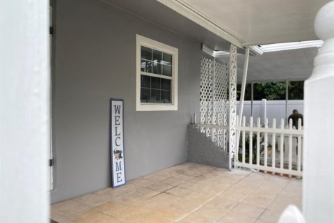 House in Okeechobee, Florida 4 bedrooms, 180.69 sq.m. № 2182083 - photo 6