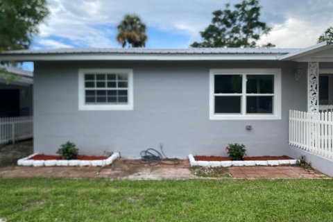 House in Okeechobee, Florida 4 bedrooms, 180.69 sq.m. № 2182083 - photo 2