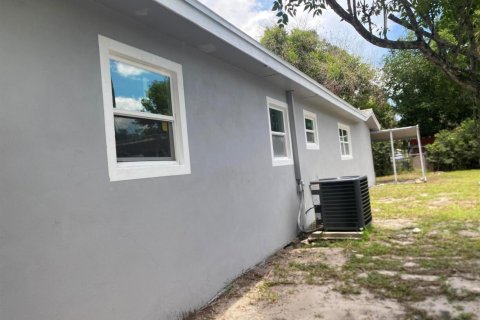 House in Okeechobee, Florida 4 bedrooms, 180.69 sq.m. № 2182083 - photo 9