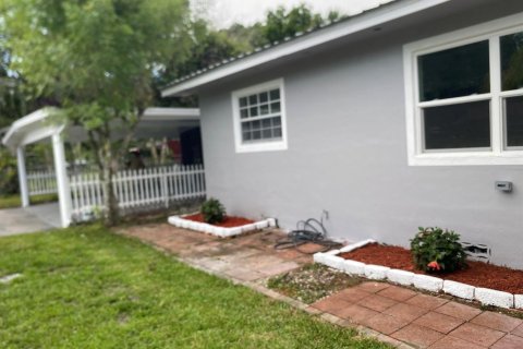 House in Okeechobee, Florida 4 bedrooms, 180.69 sq.m. № 2182083 - photo 4