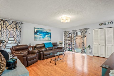 Townhouse in Brandon, Florida 2 bedrooms, 92.72 sq.m. № 1767264 - photo 4