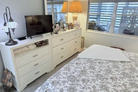 Condo in Deerfield Beach, Florida, 2 bedrooms № 2248631 - photo 17