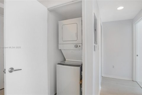 Condominio en venta en Miami, Florida, 1 dormitorio, 68.56 m2 № 1864613 - foto 7