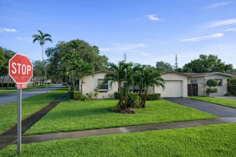 Villa ou maison à vendre à Hollywood, Floride: 2 chambres, 122.91 m2 № 2068021 - photo 2