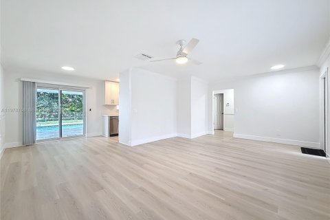 Снять в аренду виллу или дом в Корал-Спрингс, Флорида 3 спальни, 127.83м2, № 2050123 - фото 2