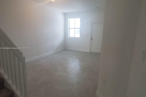 Снять в аренду таунхаус в Хомстед, Флорида 3 спальни, 157.47м2, № 1927799 - фото 3