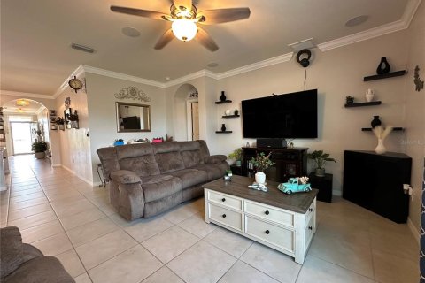 House in Cape Coral, Florida 4 bedrooms, 169.83 sq.m. № 2137220 - photo 19