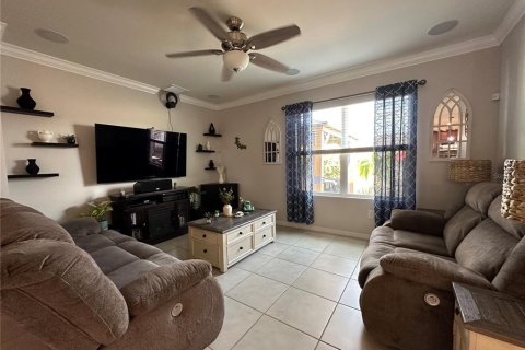 House in Cape Coral, Florida 4 bedrooms, 169.83 sq.m. № 2137220 - photo 16